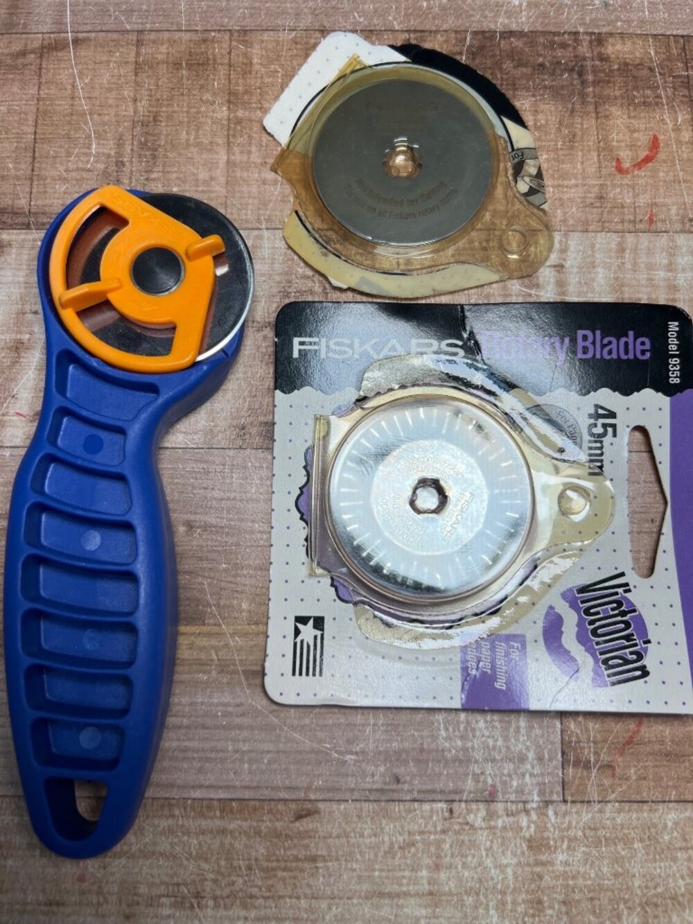 Fiskars 45mm Victorian Rotary Blade & 2 Cutting Blade And Handle